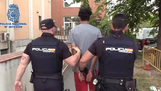 Momento en el que los agentes de la Policía Nacional detienen a uno de los implicados. Momento en el que los agentes de la Policía Nacional detienen a uno de los implicados.