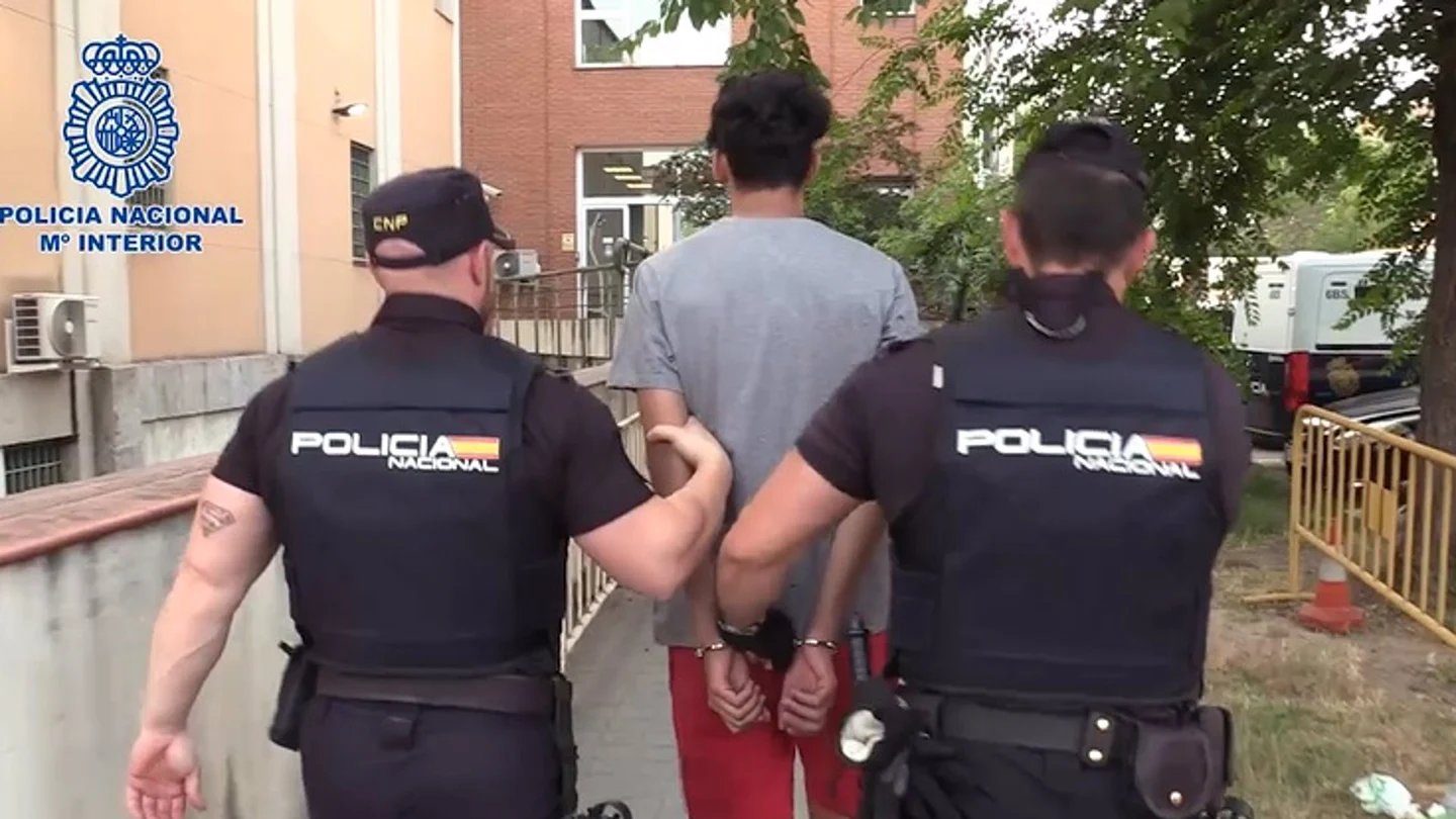 Momento en el que los agentes de la Policía Nacional detienen a uno de los implicados. Momento en el que los agentes de la Policía Nacional detienen a uno de los implicados.