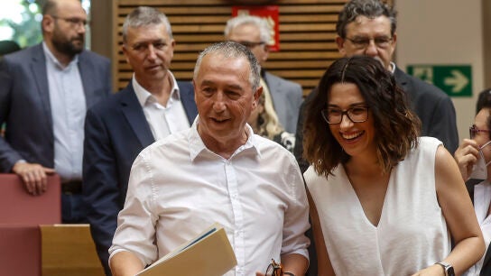 Los diputados de Comprom&iacute;s, Joan Baldov&iacute; y Aitana Mas, durante un debate sobre el modelo de financiaci&oacute;n auton&oacute;mica, en las Corts de Valencia, a 3 de junio de 2022, en Valencia