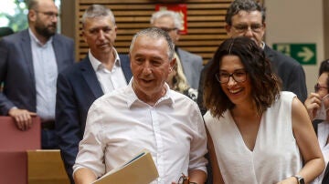 Los diputados de Compromís, Joan Baldoví y Aitana Mas, durante un debate sobre el modelo de financiación autonómica, en las Corts de Valencia, a 3 de junio de 2022, en Valencia
