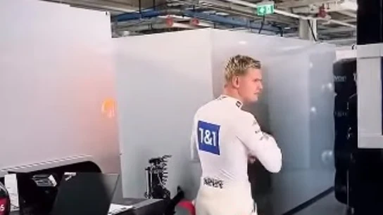 El divertido lapsus de Mick Schumacher en Canadá: ¿qué hacía en el box de Mercedes? El divertido lapsus de Mick Schumacher en Canadá: ¿qué hacía en el box de Mercedes?