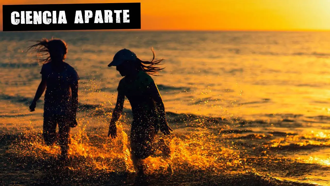 Imagen de archivo de dos chicas disfrutando en la playa