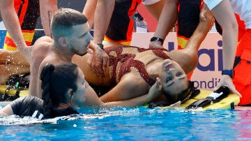 La nadadora Anita Álvarez, recién rescatada del agua