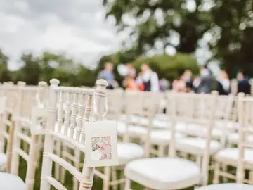 Imagen de archivo de sillas dispuestas para una boda