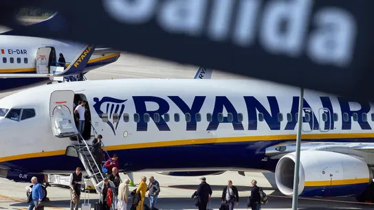 Un avión de Ryanair Cómo saber si mi vuelo está afectado por la huelga de Ryanair o de Easyjet