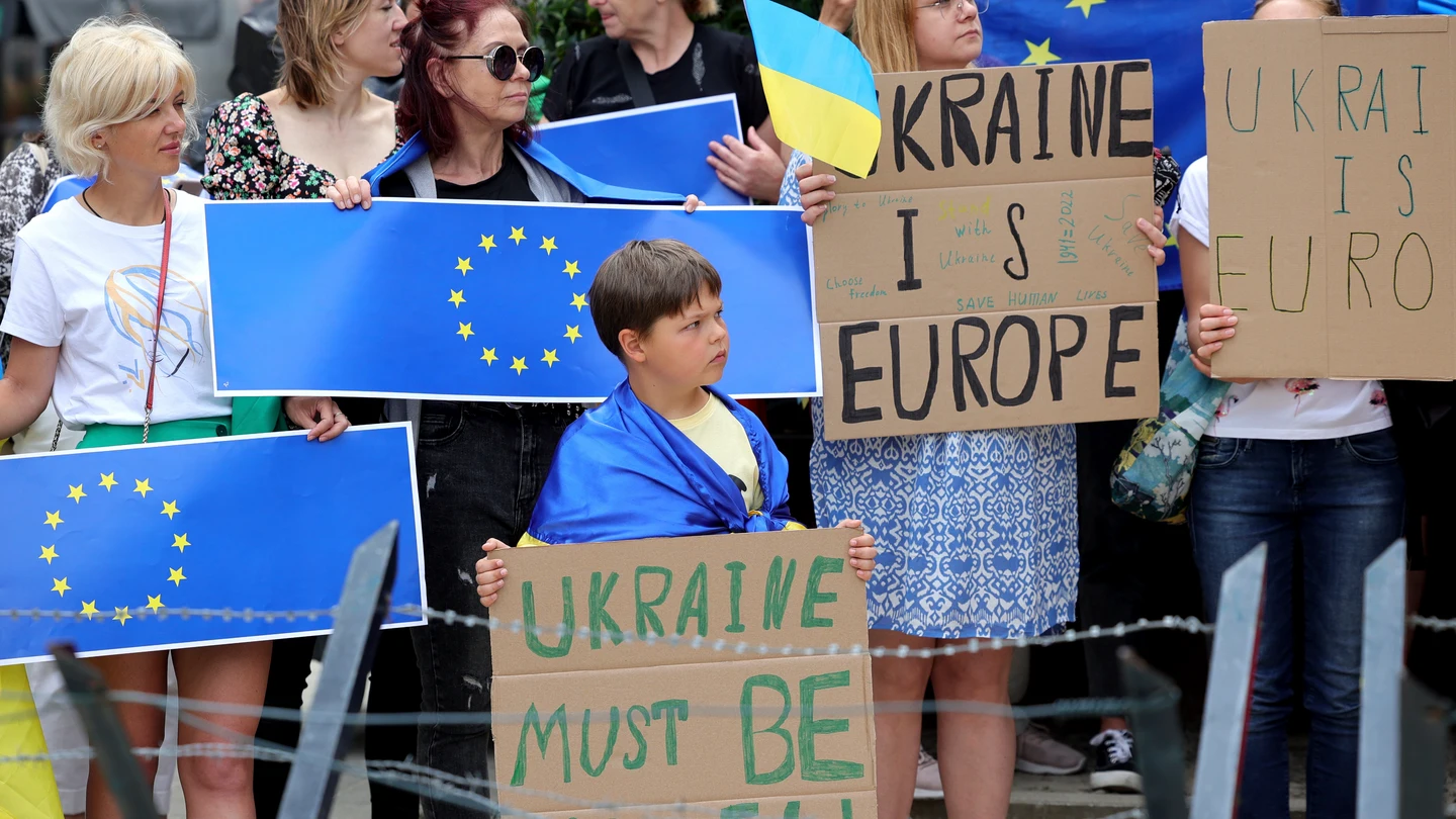 Personas con banderas de la UE y Ucrania reclaman la incorporación de Kiev al bloque comunitario Personas con banderas de la UE y Ucrania reclaman la incorporación de Kiev al bloque comunitario