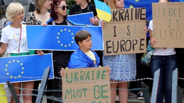 Personas con banderas de la UE y Ucrania reclaman la incorporación de Kiev al bloque comunitario