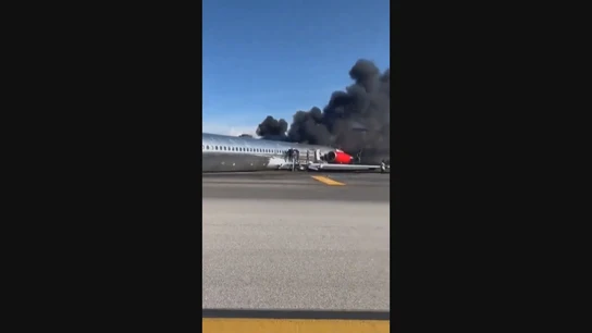 Un avión se incendia y causa el pánico de 130 pasajeros en pleno aterrizaje de emergencia en Miami Un avión se incendia y causa el pánico de 130 pasajeros en pleno aterrizaje de emergencia en Miami