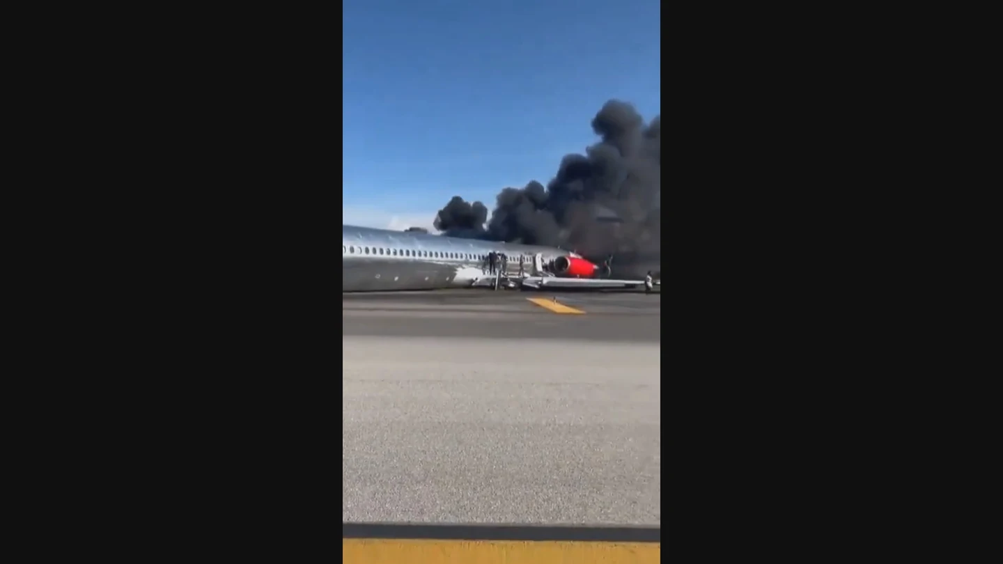 Un avión se incendia y causa el pánico de 130 pasajeros en pleno aterrizaje de emergencia en Miami Un avión se incendia y causa el pánico de 130 pasajeros en pleno aterrizaje de emergencia en Miami