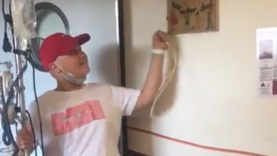 La emotiva y eufórica despedida del pequeño Manuel tras superar el cáncer La emotiva y eufórica despedida del pequeño Manuel tras superar el cáncer