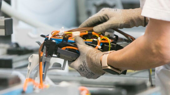 Un trabajador en su puesto de una f&aacute;brica, en una imagen de archivo