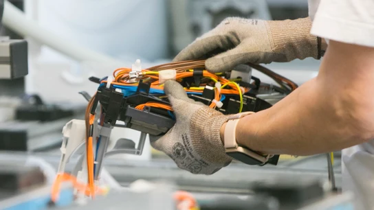 Un trabajador en su puesto de una fábrica, en una imagen de archivo Un trabajador en su puesto de una fábrica, en una imagen de archivo