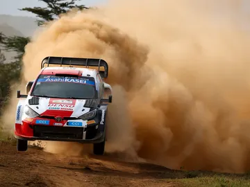 Kalle Rovanperä vuelve a desafiar a la lógica y lidera el Rally Safari Kalle Rovanperä vuelve a desafiar a la lógica y lidera el Rally Safari