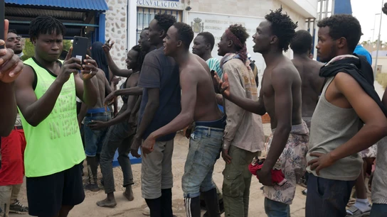 Más de 500 subsaharianos entran en Melilla en el primer salto a la valla desde el giro de Sánchez con Marruecos Más de 500 subsaharianos entran en Melilla en el primer salto a la valla desde el giro de Sánchez con Marruecos