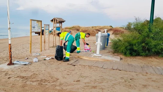 Operarios de limpieza en la playa de Los Arenales del Sol de Elche tras la noche de San Juan de 2022. Operarios de limpieza en la playa de Los Arenales del Sol de Elche tras la noche de San Juan de 2022.