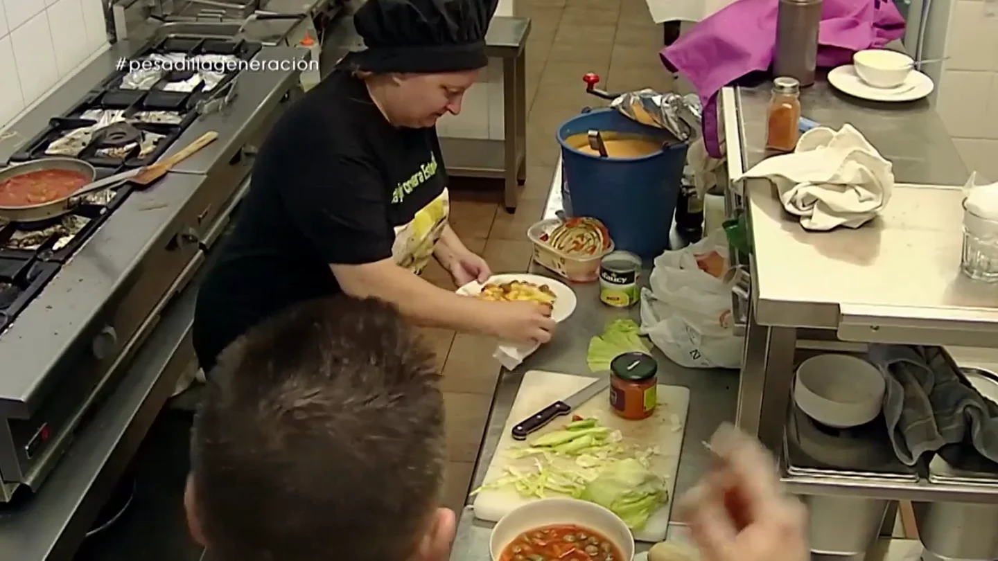 El impactante momento en el que limpian el plato de Chicote con un papel con mocos en Generación del 27 El impactante momento en el que limpian el plato de Chicote con un papel con mocos en Generación del 27