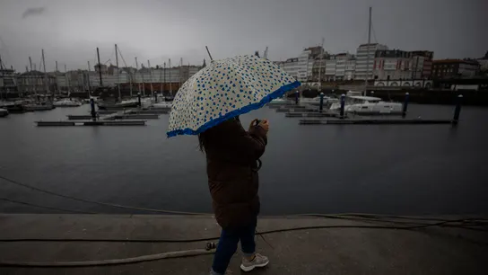 Una persona hace una foto mientras sostiene un paraguas Una persona hace una foto mientras sostiene un paraguas