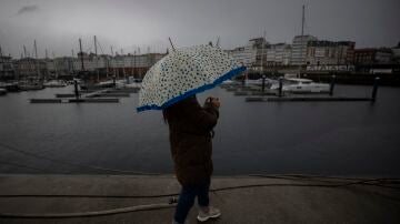 Una persona hace una foto mientras sostiene un paraguas