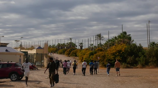 Varias decenas de inmigrantes se dirigen al Centro de Estancia Temporal de inmigrantes (CETI) tras entrar este viernes en Melilla tras romper la puerta de acceso al paso fronterizo de Barrio Chino Varias decenas de inmigrantes se dirigen al Centro de Estancia Temporal de inmigrantes (CETI) tras entrar este viernes en Melilla tras romper la puerta de acceso al paso fronterizo de Barrio Chino