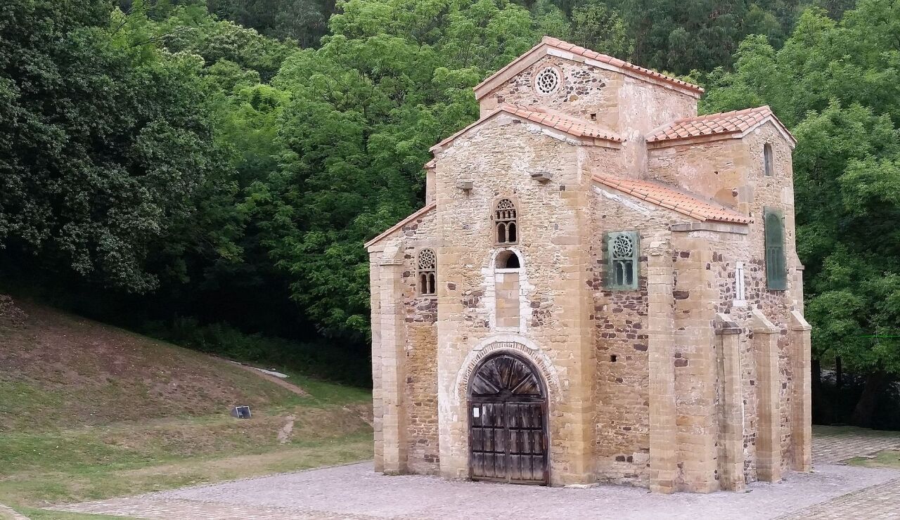 Iglesia de San Miguel de Lillo: historia y datos curiosos que no te dejarán indiferente
