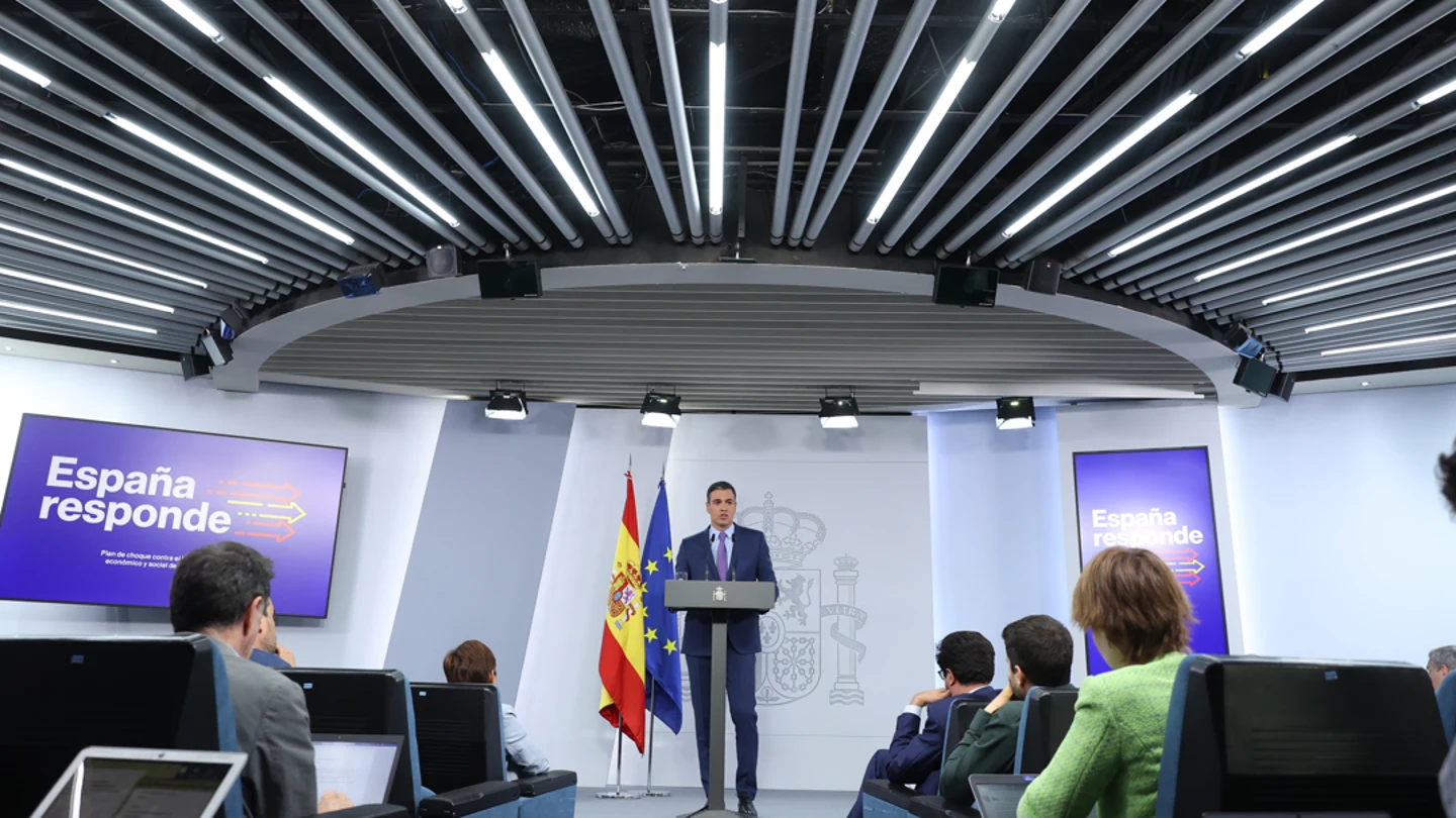 El Gobierno aprueba una ayuda de 200 euros para trabajadores y parados con bajos ingresos El Gobierno aprueba una ayuda de 200 euros para trabajadores y parados con bajos ingresos