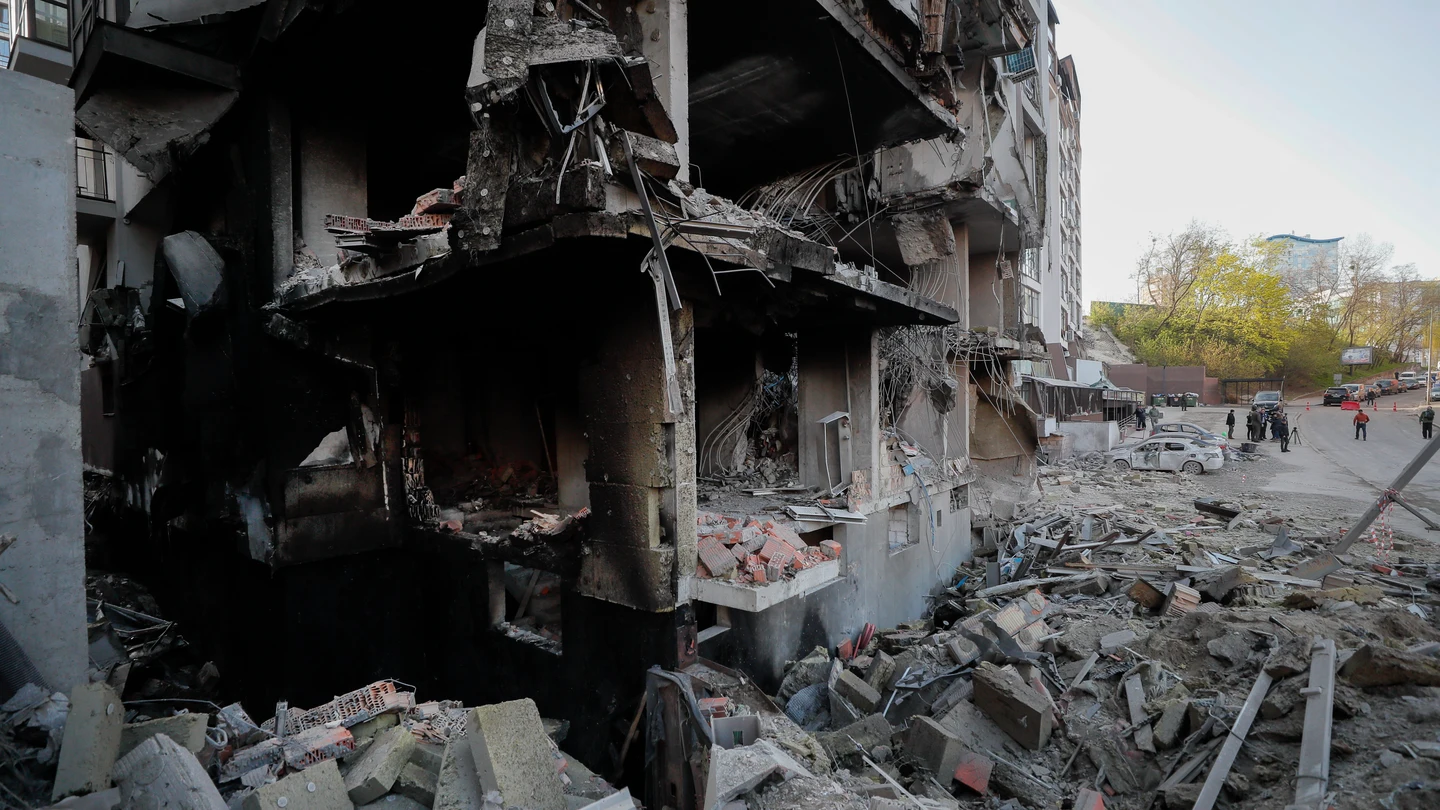 Daños de un edificio tras un bombardeo ruso en Kiev Daños de un edificio tras un bombardeo ruso en Kiev