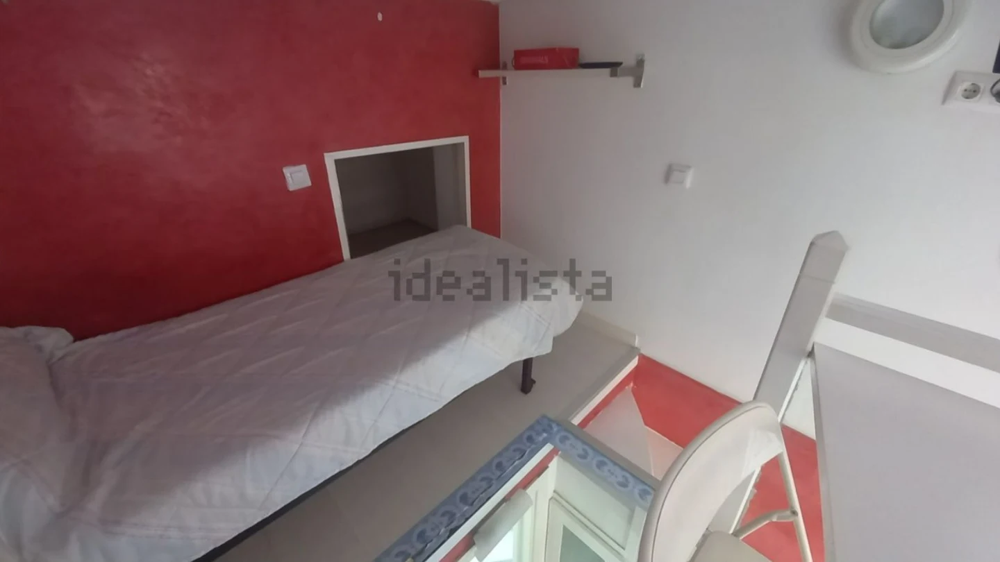 Un "dúplex" de 20 metros cuadrados por 440 euros al mes: el último anuncio que indigna las redes Un "dúplex" de 20 metros cuadrados por 440 euros al mes: el último anuncio que indigna las redes