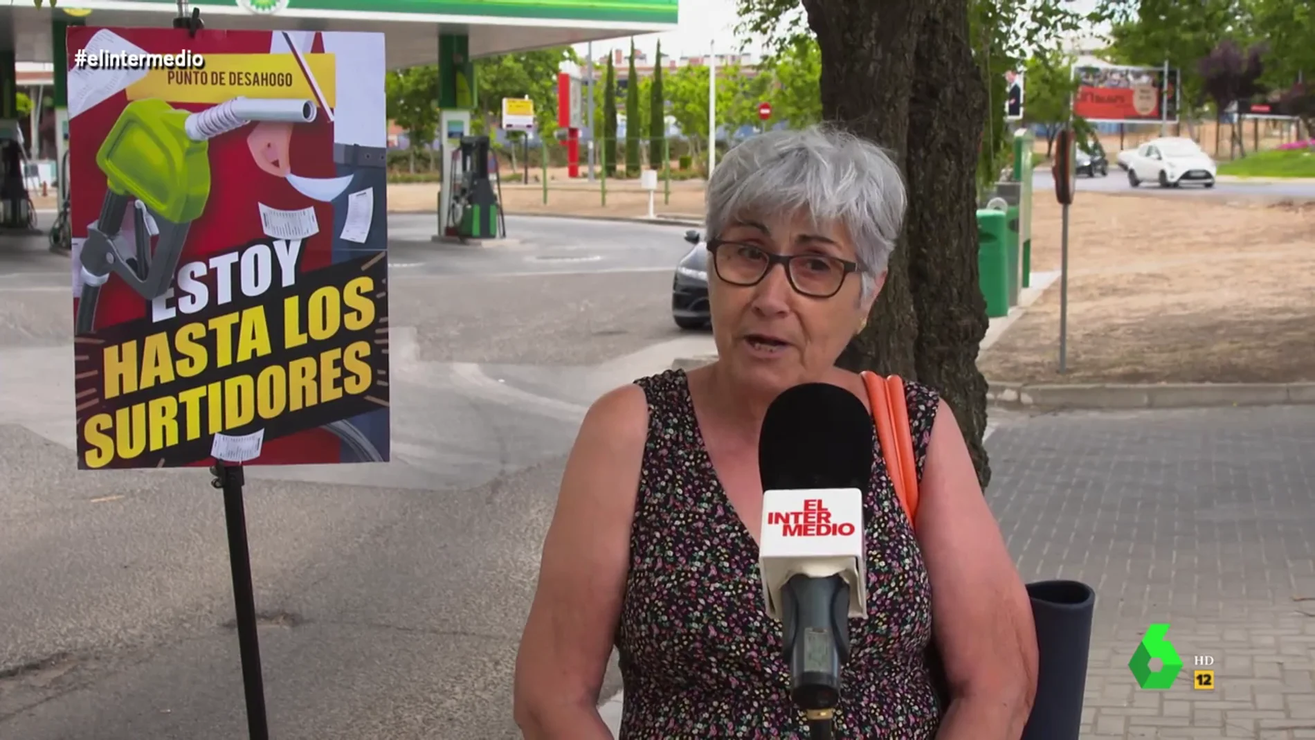La indignación de una señora contra la subida del precio de la gasolina: "Estoy hasta los surtidores y muchas cosas más"