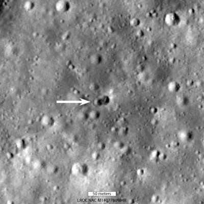 Doble cráter en la superficie lunar