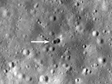 Doble cráter en la superficie lunar Doble cráter en la superficie lunar