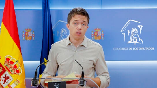 El portavoz de M&aacute;s Pa&iacute;s,&Iacute;&ntilde;igo Errej&oacute;n, durante la rueda de prensa que ha ofrecido este martes en el Congreso que acoge la reuni&oacute;n de la Mesa de la C&aacute;mara/ EFE/ Luis Millan