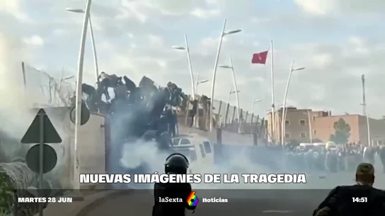 Nuevo vídeo de la tragedia en Melilla: así cedió la valla en el Barrio Chino con decenas de personas encaramadas Nuevo vídeo de la tragedia en Melilla: así cedió la valla en el Barrio Chino con decenas de personas encaramadas
