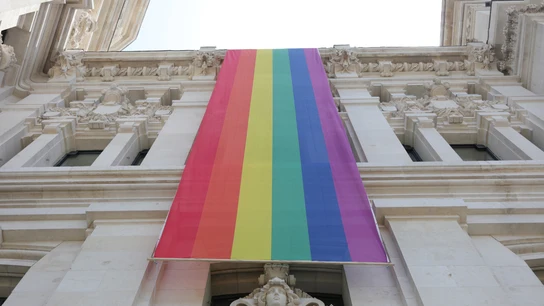 Bandera LGTBI en la parte izquierda de la fachada del Ayuntamiento de Madrid, durante el Orgullo de 2019  Bandera LGTBI en la parte izquierda de la fachada del Ayuntamiento de Madrid, durante el Orgullo de 2019