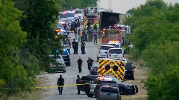 Hallan a 46 inmigrantes muertos, asfixiados en un camión en Texas