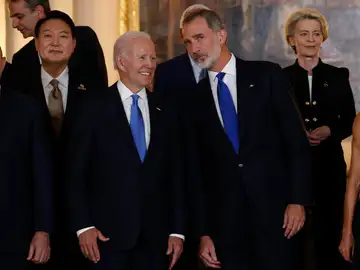 Los reyes Felipe y Letizia posan para una foto de familia junto al presidente de Estados Unidos, John Biden, entre otros.