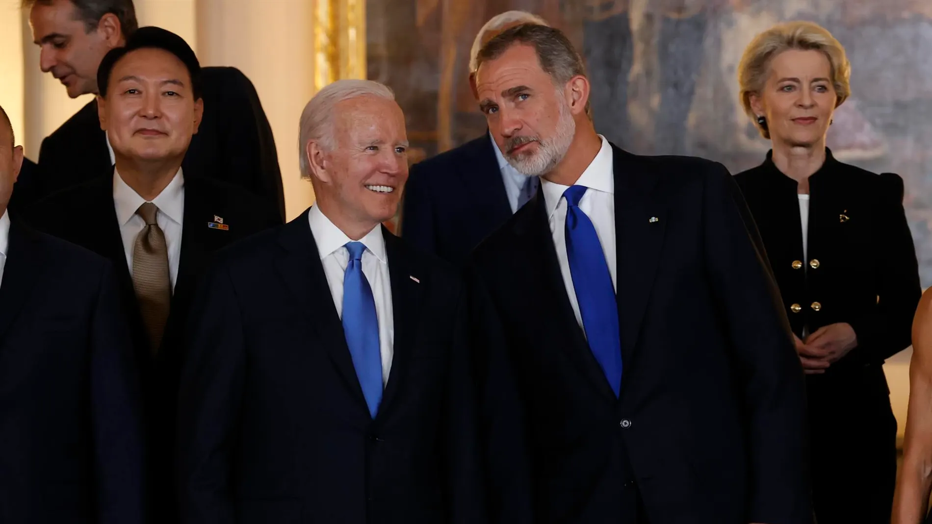 Los reyes Felipe y Letizia posan para una foto de familia junto al presidente de Estados Unidos, John Biden, entre otros.