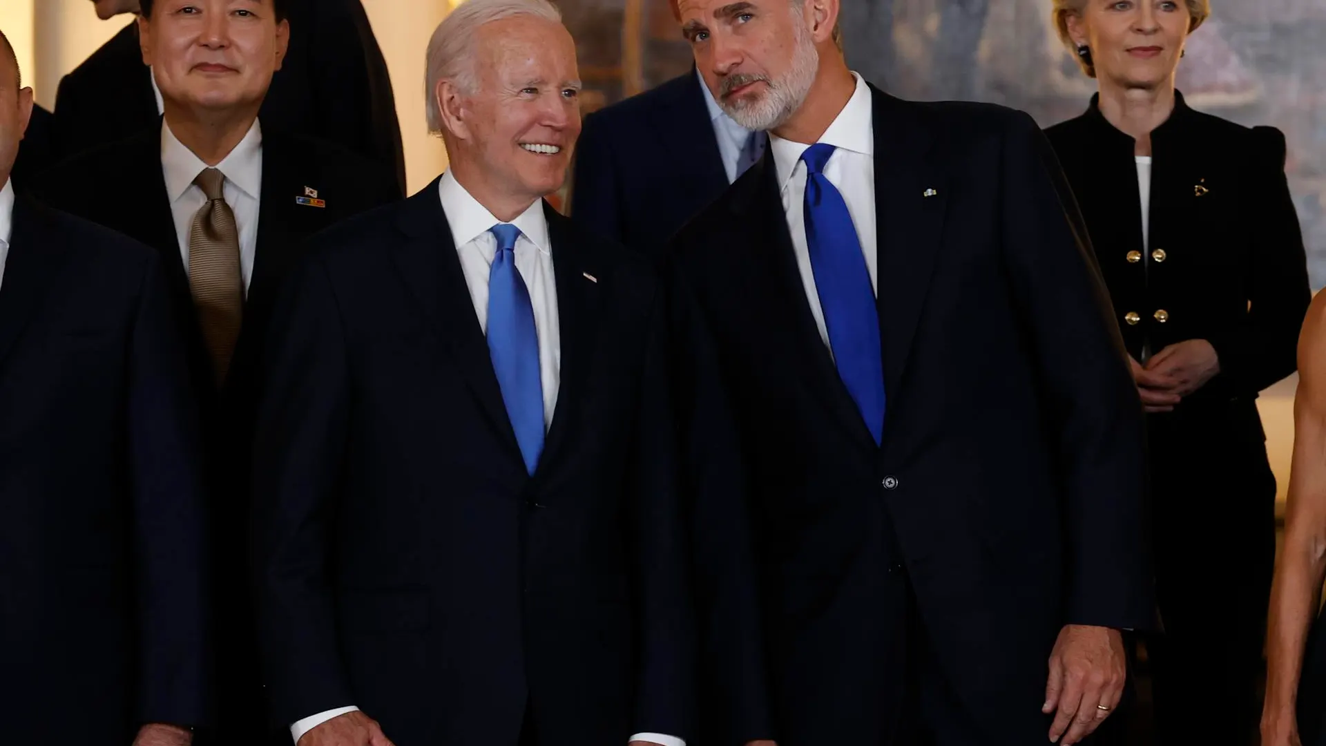 Los reyes Felipe y Letizia posan para una foto de familia junto al presidente de Estados Unidos, John Biden, entre otros.