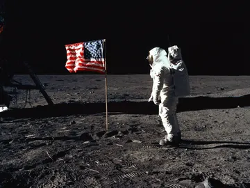 Astronauta y bandera de Estados Unidos sobre la Luna Astronauta y bandera de Estados Unidos sobre la Luna