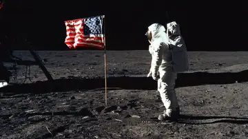 Astronauta y bandera de Estados Unidos sobre la Luna