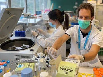 Investigadores del CRG-IrsiCaixa Investigadores del CRG-IrsiCaixa