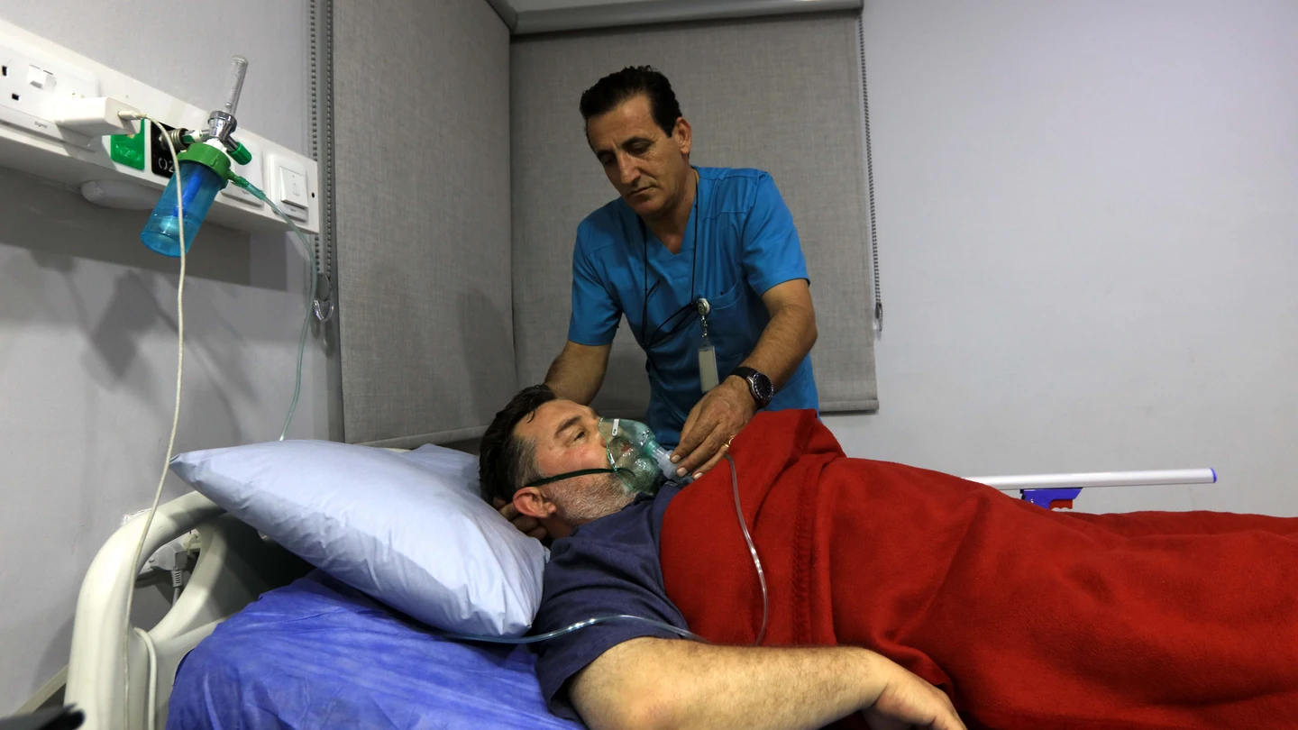 Uno de los afectados por la fuga de gas en Jordania recibe atención médica Uno de los afectados por la fuga de gas en Jordania recibe atención médica