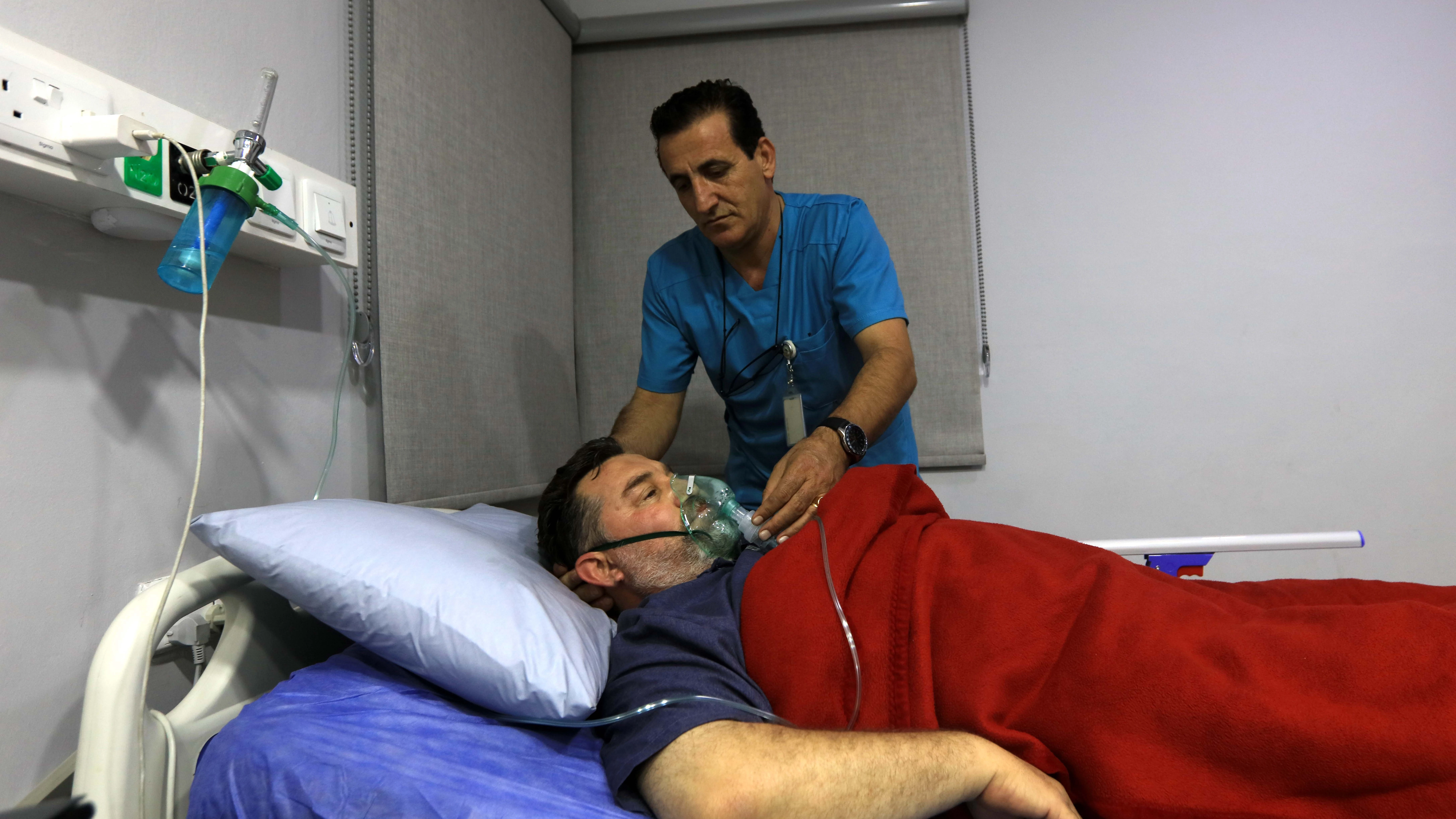 Uno de los afectados por la fuga de gas en Jordania recibe atención médica