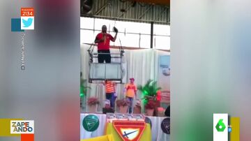 La caída viral de un pastor mientras daba misa subido a un andamio 