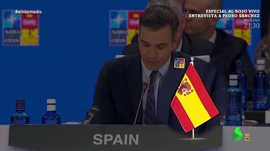 Wyoming alucina al ver la bandera de España al revés mientras Sánchez habla en la OTAN Wyoming alucina al ver la bandera de España al revés mientras Sánchez habla en la OTAN