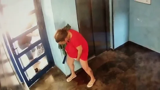 Graban el increíble parto de una mujer de pie en un portal de Barcelona Graban el increíble parto de una mujer de pie en un portal de Barcelona