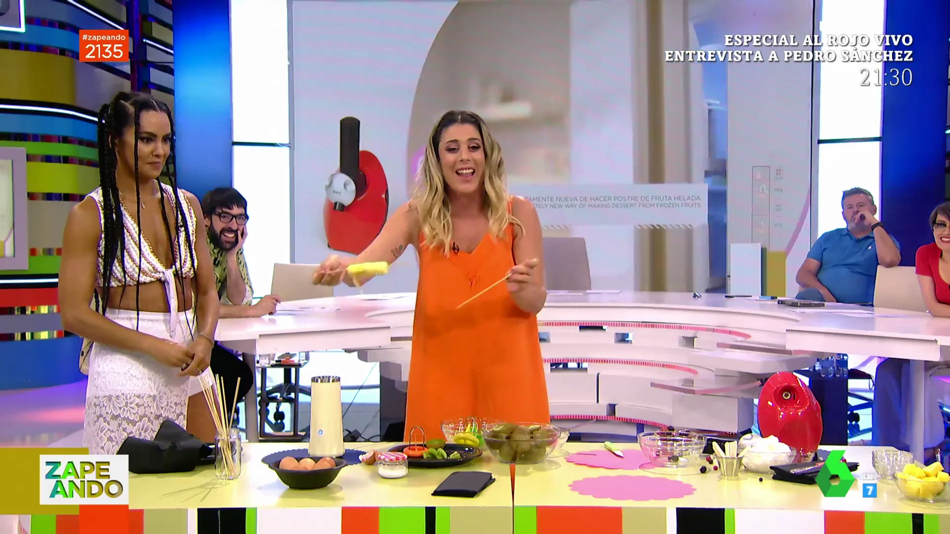 Valeria Ros se convierte en Gipsy Chef para cocinar en directo un 'polo de tortilla' y fruta helada