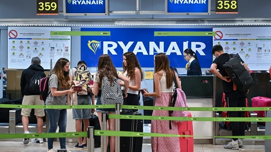 Viajeros en Barajas este viernes durante la huelga de Ryanair Huelga en Ryanair: diez vuelos cancelas y 14 con retrasos en la quinta jornada de paros