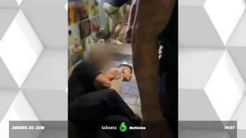 Inmovilizado, golpeado y escupido en la cara: el vídeo de la agresión racista a un joven marroquí en Alicante
