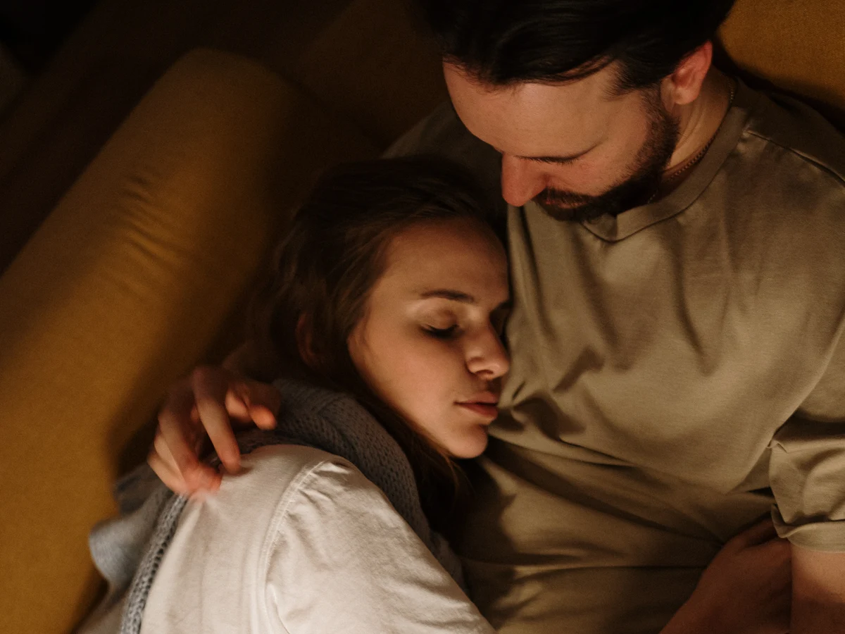 La razón de por qué te quedas dormido viendo una película con tu pareja