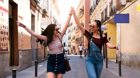 Dos amigas disfrutando de un plan en Madrid Dos amigas disfrutando de un plan en Madrid